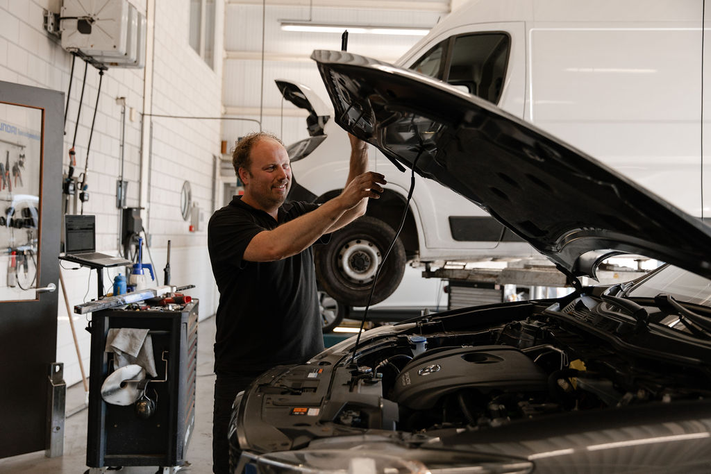 Automonteur werkt in de werkplaats bij Auto Schippers