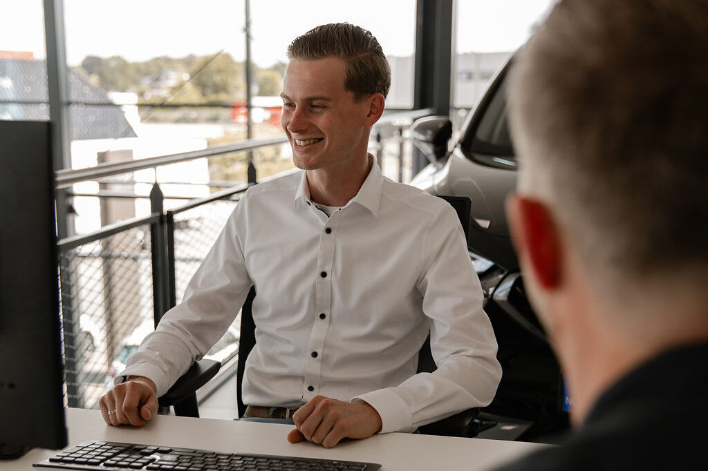 Verkoper in gesprek met een klant