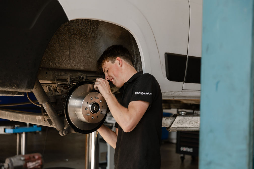 Automonteur werkt aan wiel