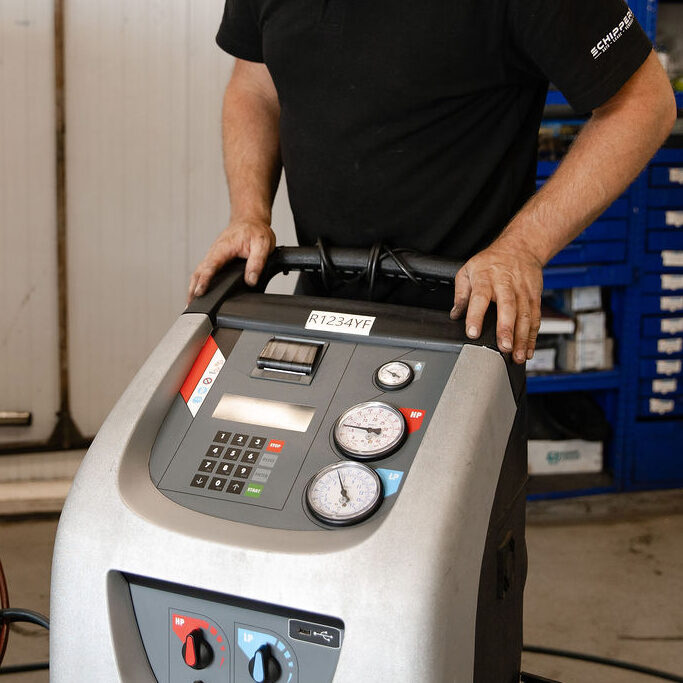 Airco apparaat en automonteur