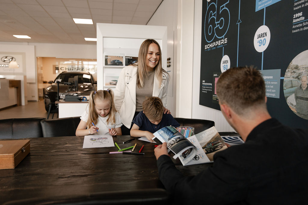 Gezin in showroom Auto Schippers Rijssen