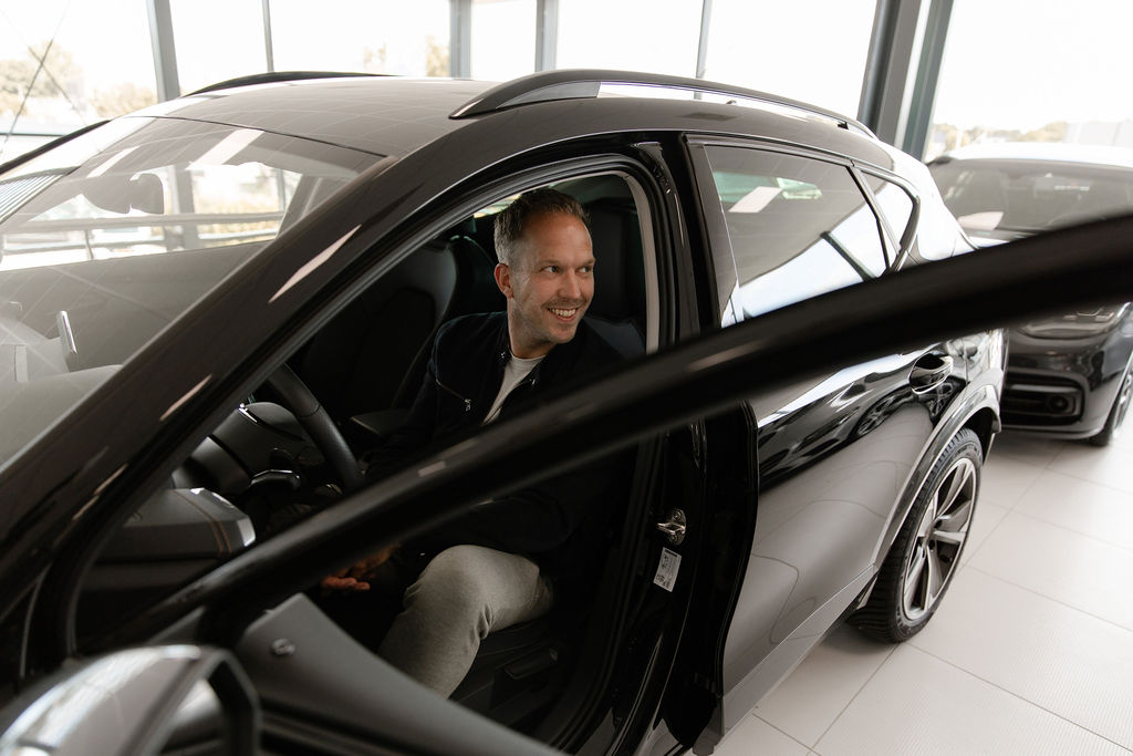 Klant zit in een auto bij Schippers Rijssen