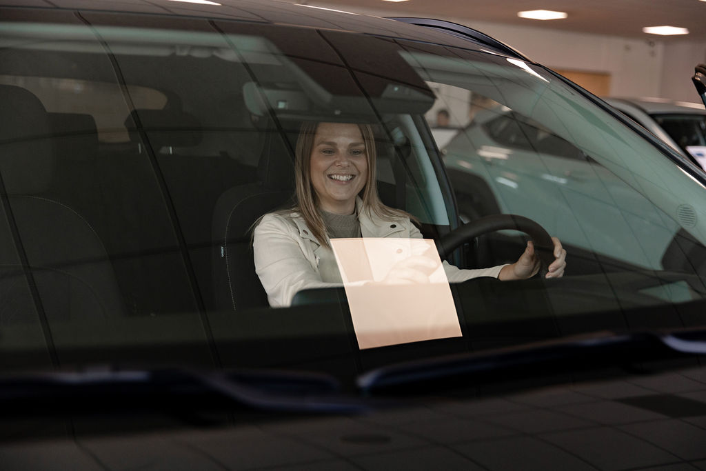 Klant zit in auto in de showroom van Autobedrijf Schippers in Rijssen