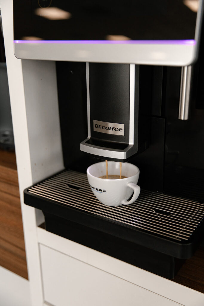 Kop koffie bij Autobedrijf Schippers in Rijssen