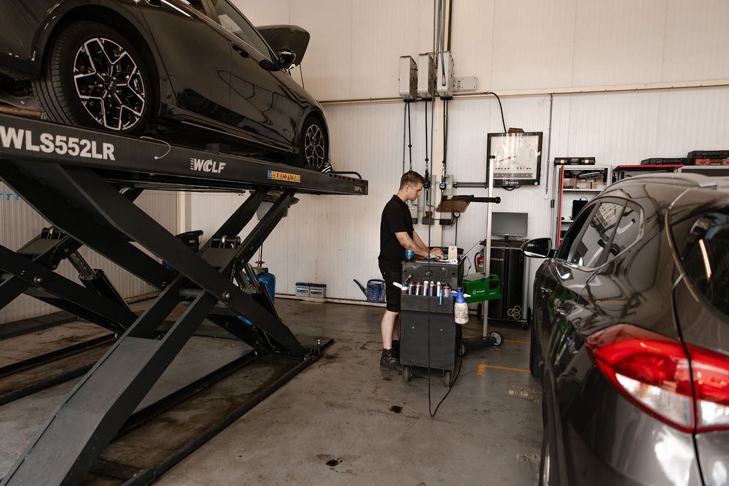 Automonteur werkt in werkplaats