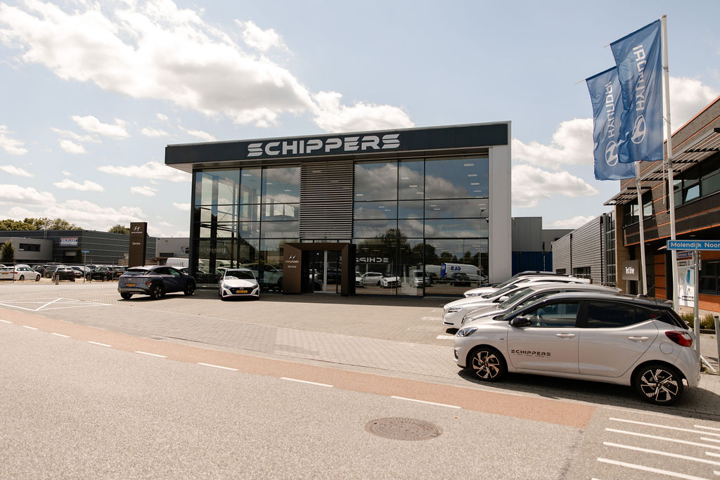 Bedrijfspand van Auto Schippers in Rijssen