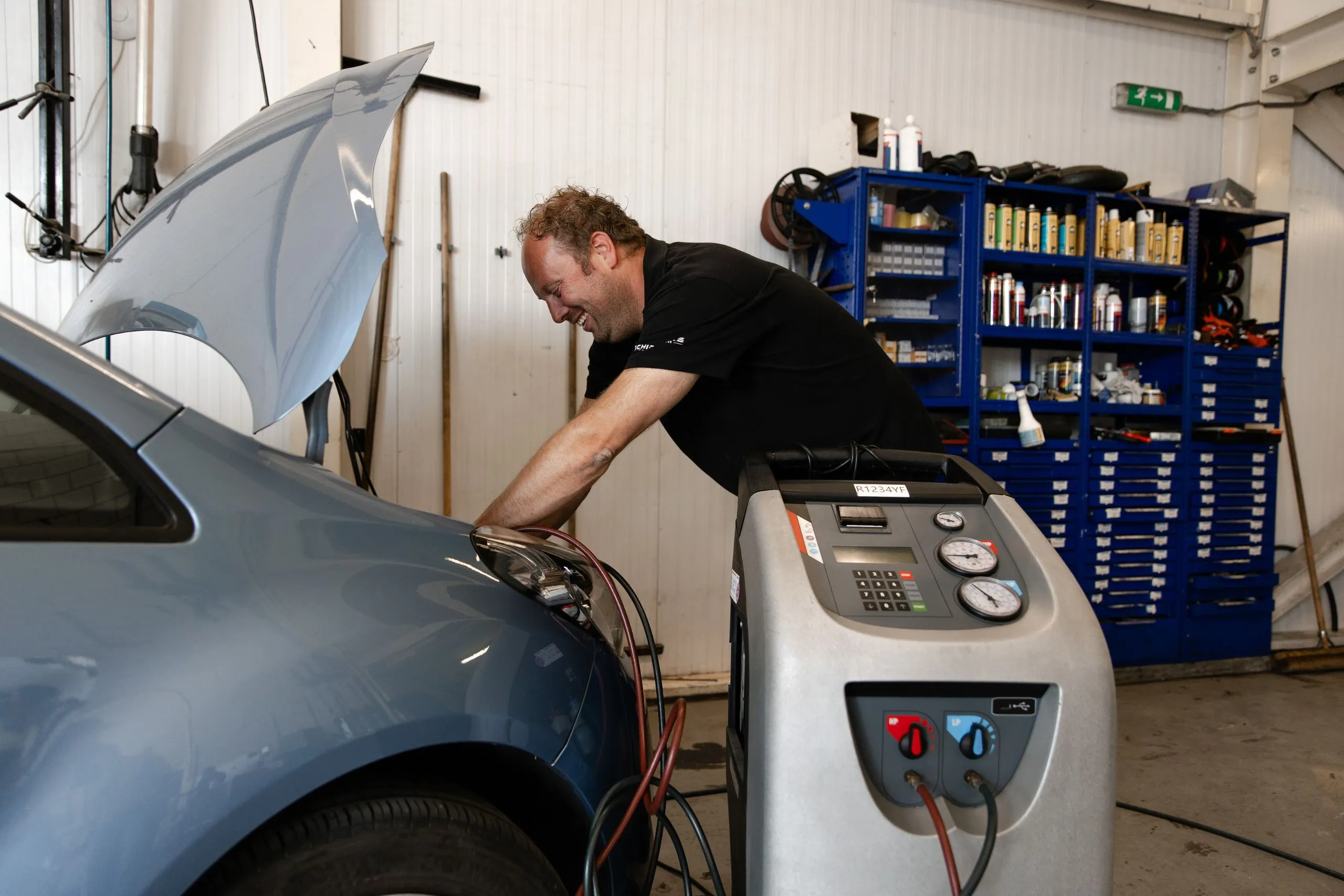 Automonteur werkt aan de airco van een auto