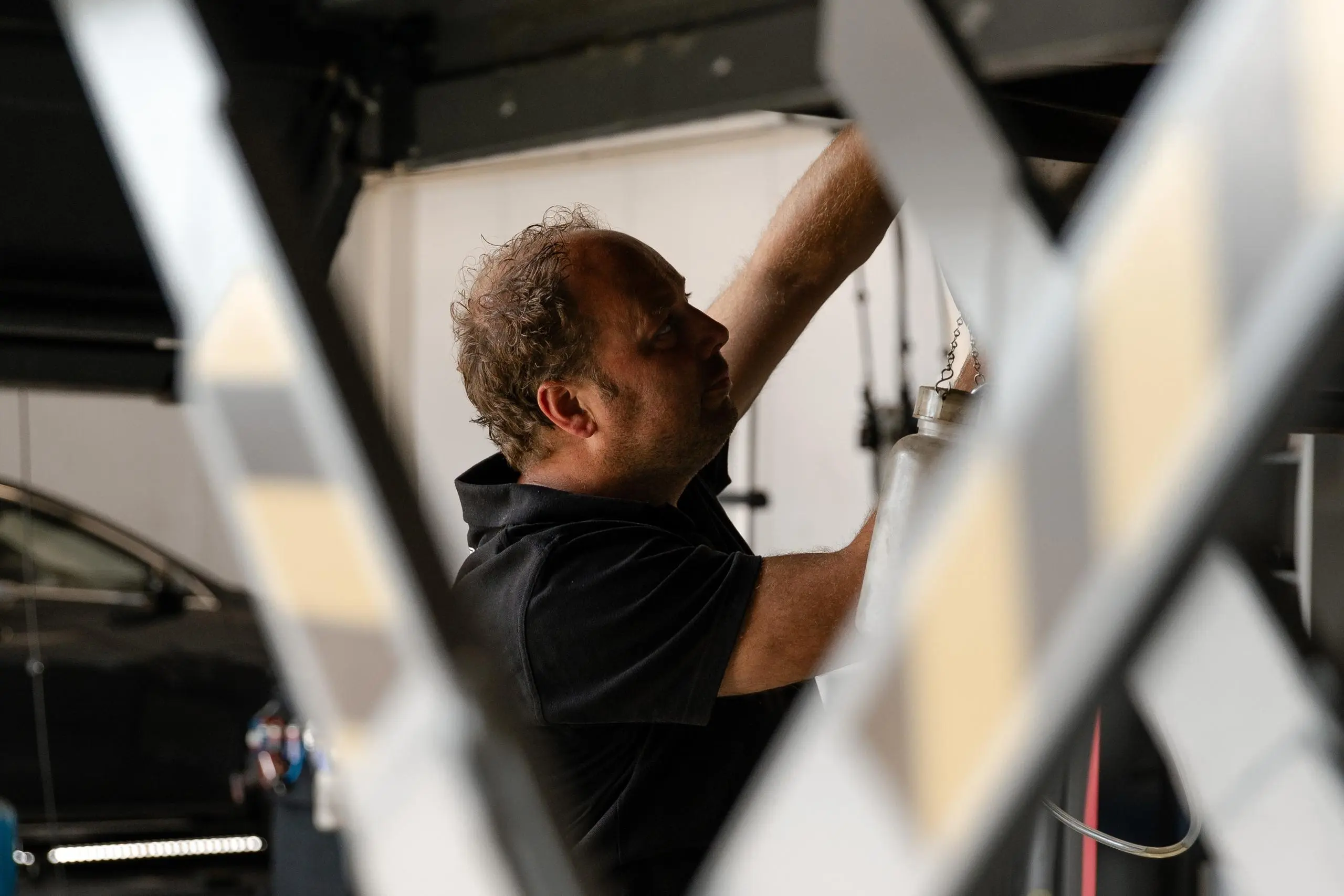 Monteur aan het werk in de garage