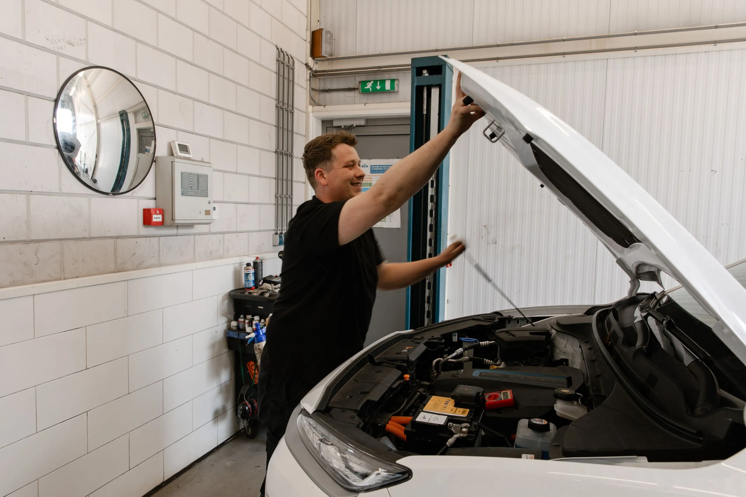 Monteur werkt aan een elektrische auto