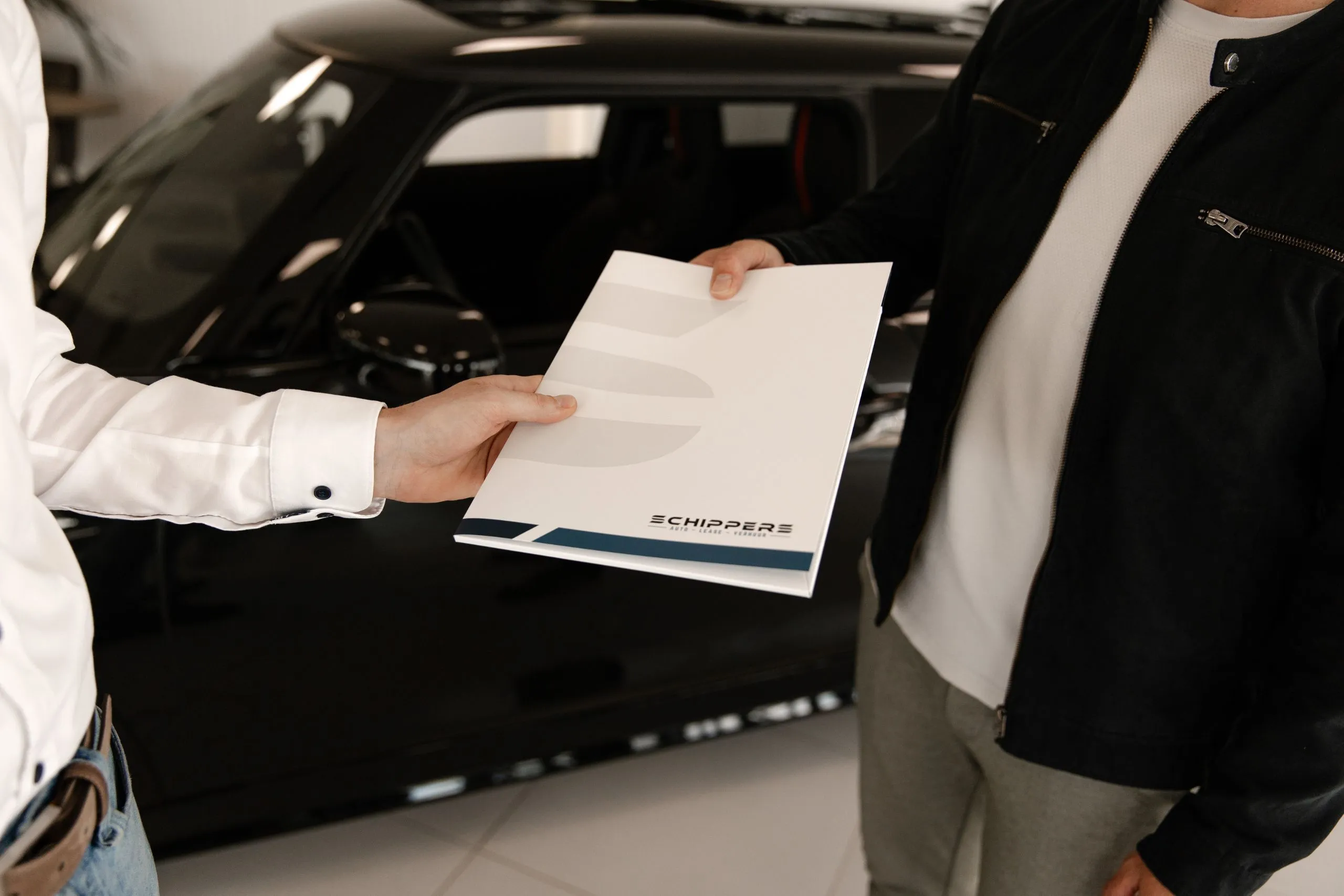 Overhandigen van contract Schippers aan klant