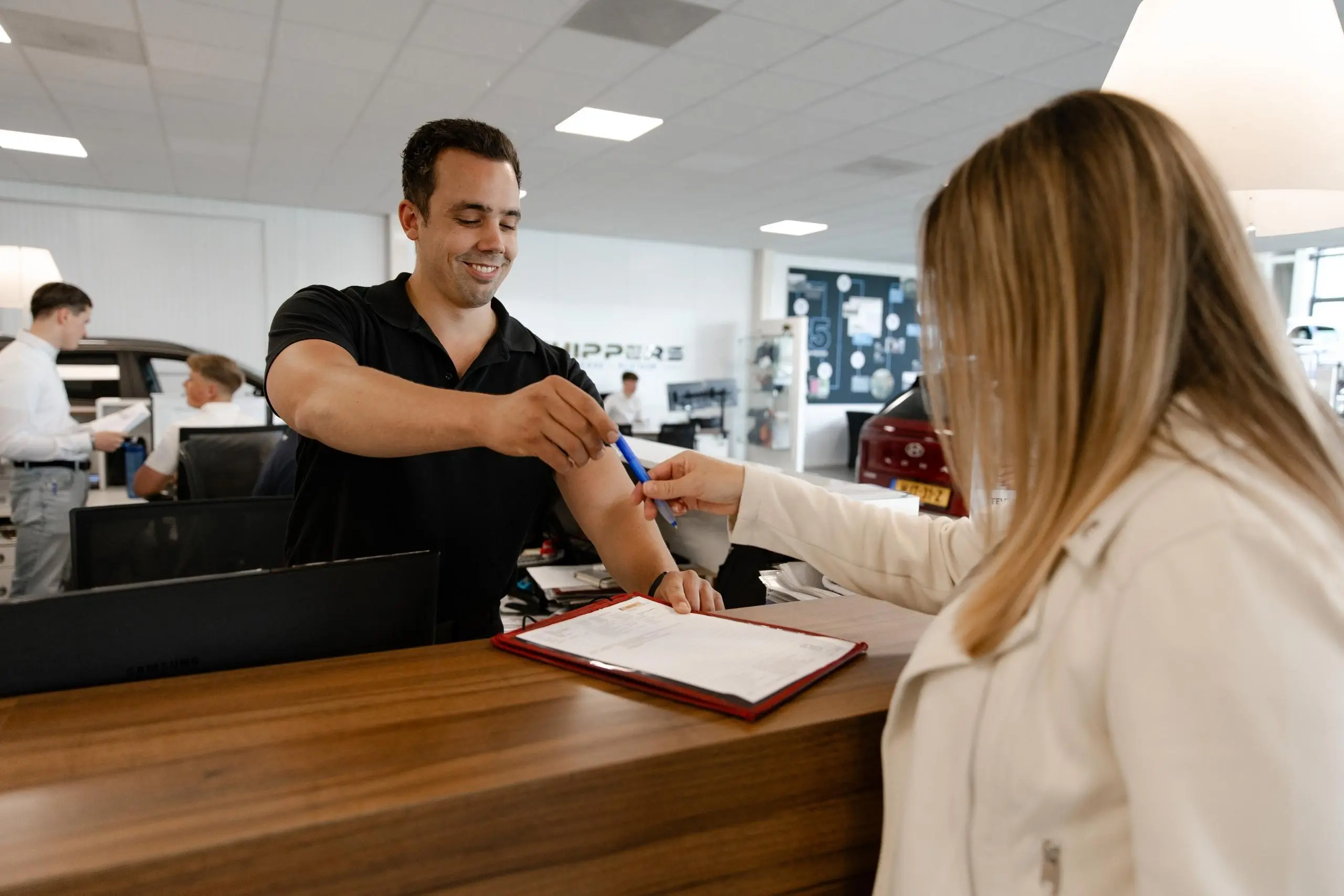 Werkplaatsreceptionist met klant 