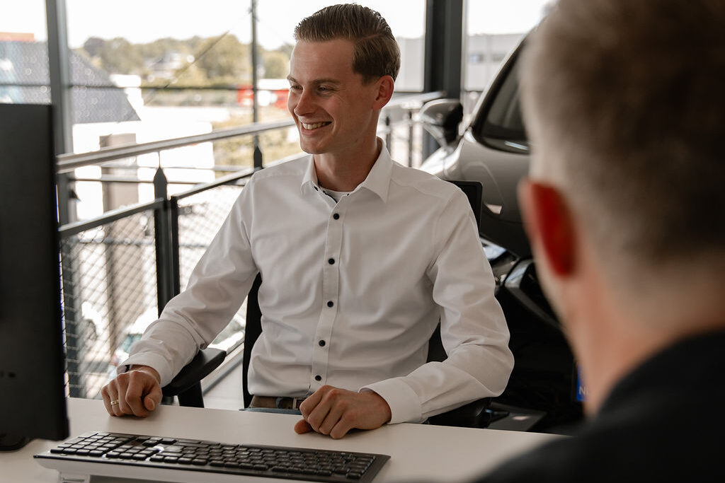 Verkoper van Auto Schippers in gesprek met een klant
